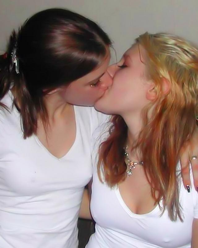 Подборка фото с целующимися девушками в любительском стиле