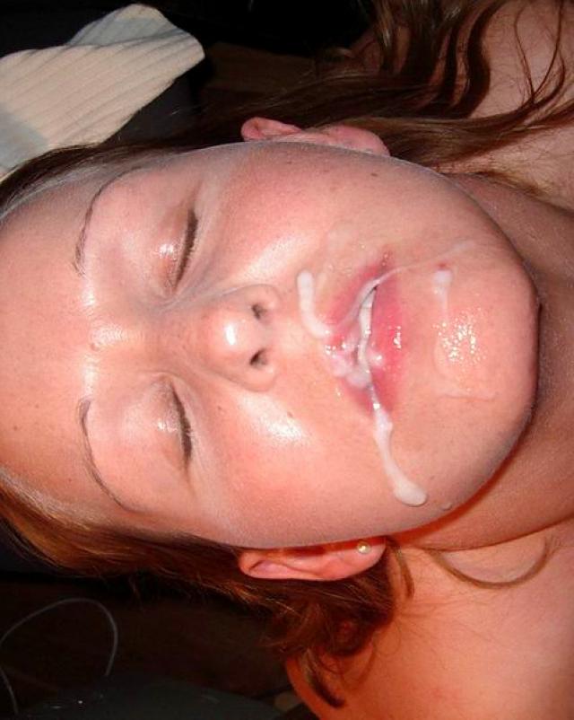 Блондинка приняла сперму на лицо после домашнего минета