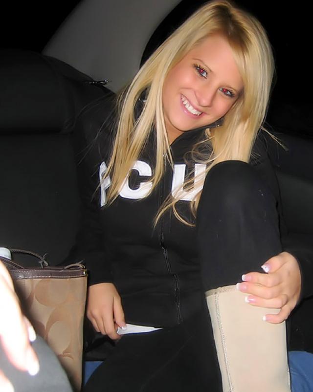 Блондинка с натуральными сиськами сфотографировалась в авто