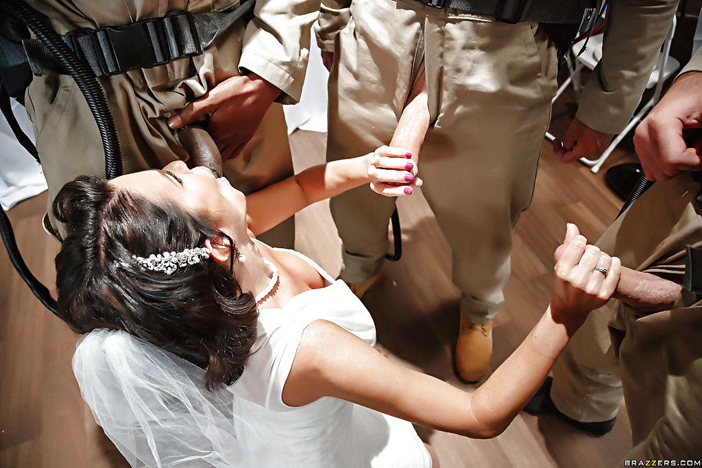 Порно фото развращенная невеста трахается в армейской столовой