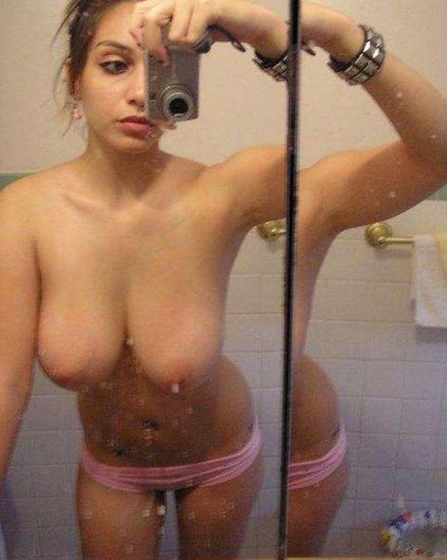 Сисястая аматорша наслаждается селфи с голыми титьками перед зеркалом.