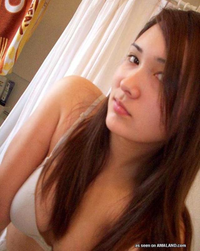 Миниатюрная китаянка сосала хуй в любительском порно фото