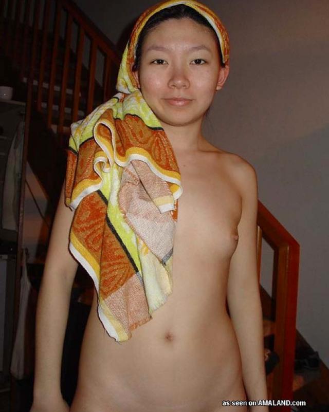 Миниатюрная китаянка сосала хуй в любительском порно фото