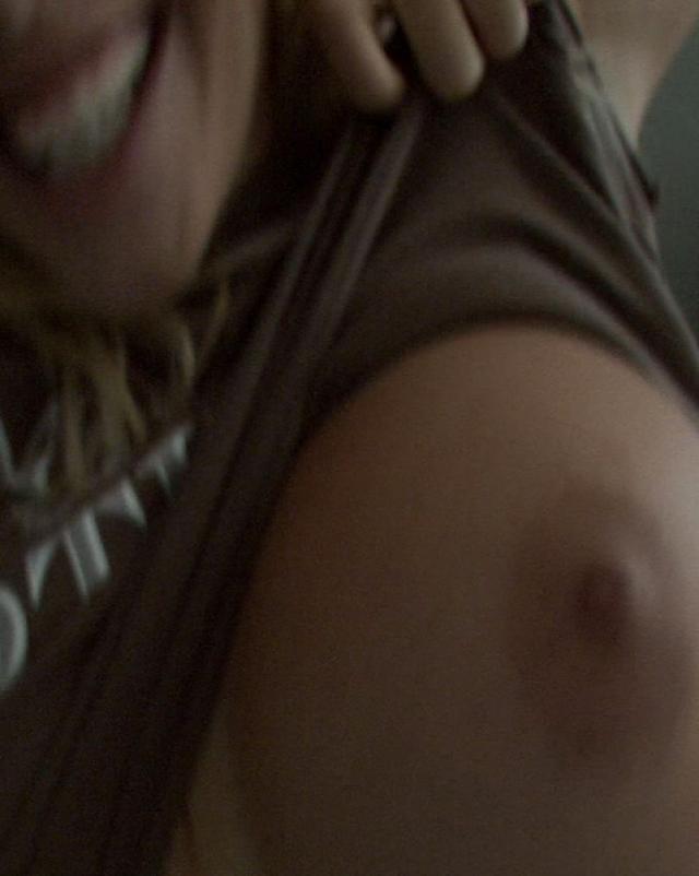 Женщина с огромными грудями соблазнила парня на секс перед камерой